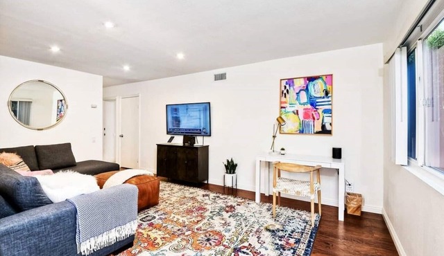 Cozy 5-bedroom with huge private backyard! Perf 4 reunions & recently renovated!