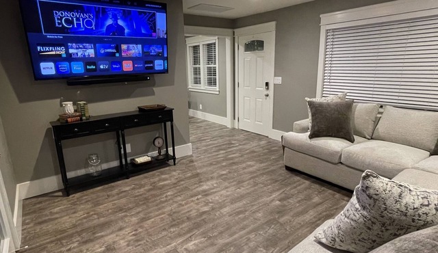 Cozy and clean Oakdale corner cottage