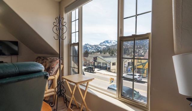 Cozy apartment located on Main St. June Lake