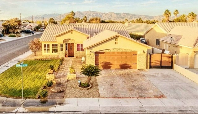 Cozy Boho house in a quiet community, in N Las Vegas. 10-12 miles to the Strip