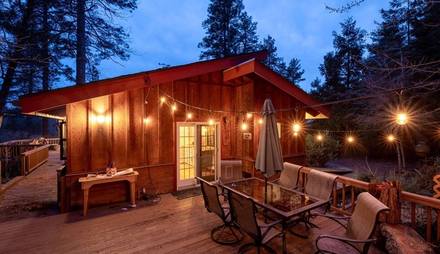 Cozy Cabin in Idyllwild with romantic Mountain Views—and a game room! Sleeps 10