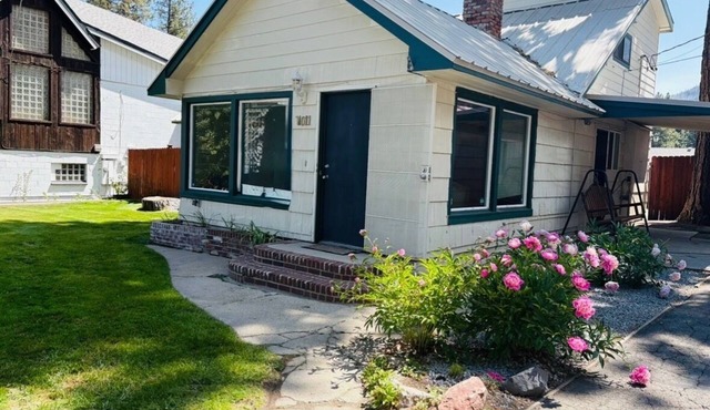 Cozy Central 4 BR Cabin, with Game Loft, Spa, Walk to the Lake, Eateries, Ski!