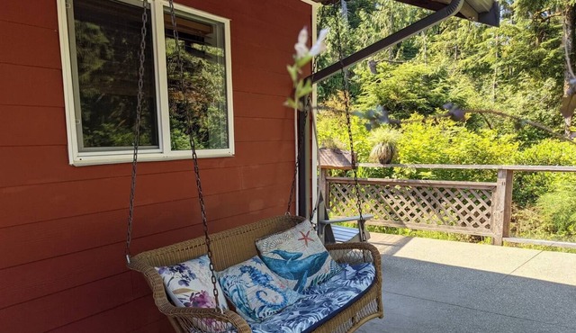 Cozy cottage, 10 minute walk to the beach