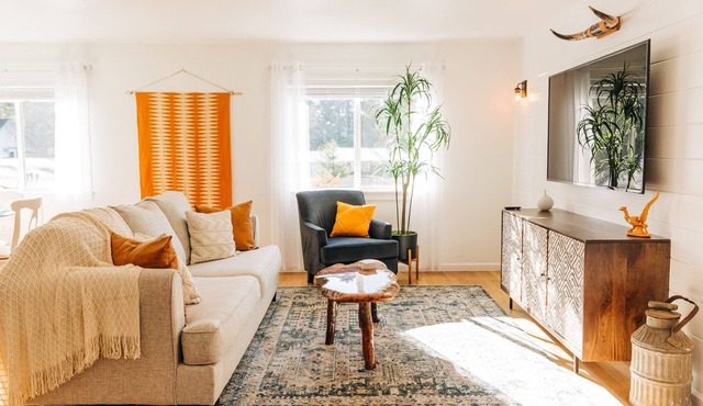 Cozy country retreat 5 minutes from the beach and redwoods.