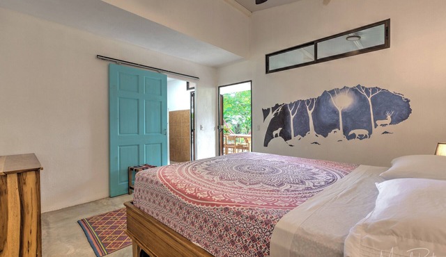 🌴Cozy Upstairs Queen Suite| 5-Min Walk to Beach🌴