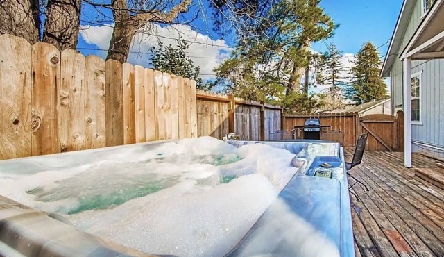 Cozy Downtown Napa Escape w/Hot Tub! Easy Access to Wine Country! 2 bd/2 bath.
