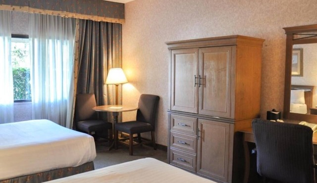 Cozy Getaway Near Airport! 2 Relaxing Units w/Shuttle & Dining Onsite!