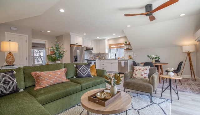 Cozy Midtown Loft. Walk Everywhere!