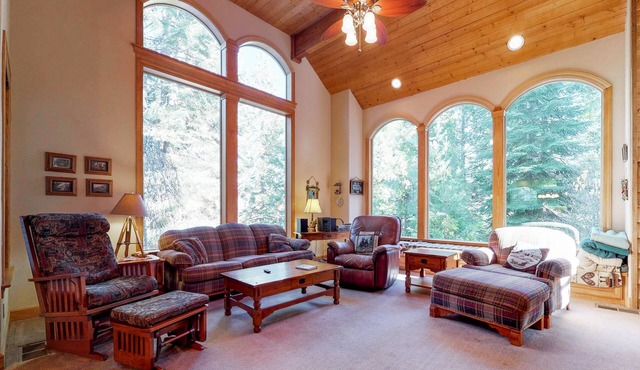 Cozy Mountain Home w/Large Deck & Game Room - Minutes to Shaver Lake Village