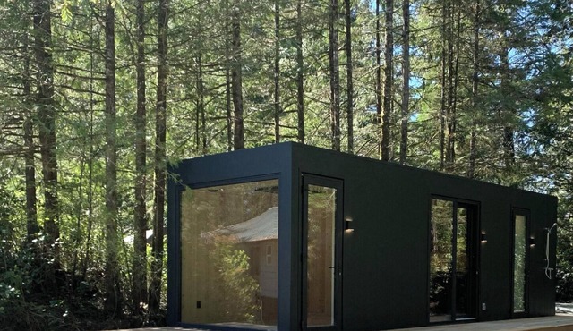 Cozy new cabin in Tofino, blend of luxury and nature. Close to beaches and town