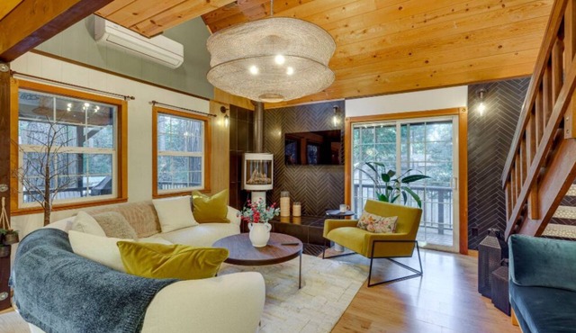 Cozy Nordic Cabin near Scotts Flat Lake with Pickleball/Basketball Court!