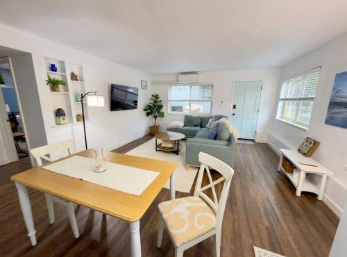 Cozy One-Bedroom Coastal Retreat - Walk to Beach