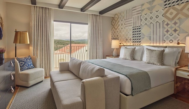 Cozy Room w/Private Balcony & Beautiful Sunset Views – Relax & Unwin
