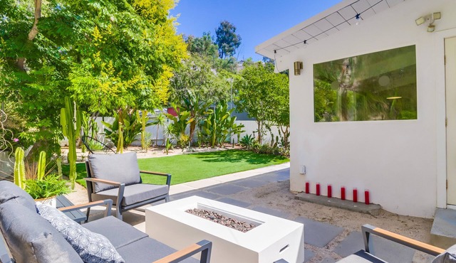 Cozy, Spacious, Family-Friendly + LARGE YARD W/HOT TUB ~by all attractions!