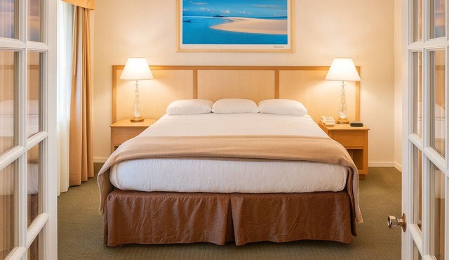 Cozy Suite w/Breathtaking Ocean Views! Free Parking, Swimming Pool & Gym Access