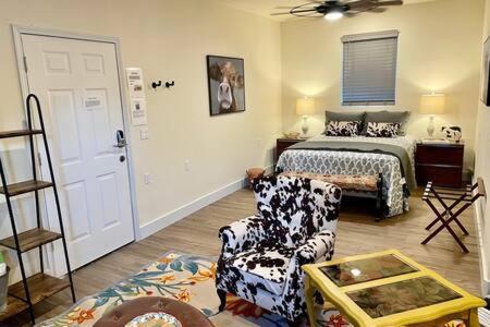 Crazy Cow Private HOT TUB BBQ Sleeps 2