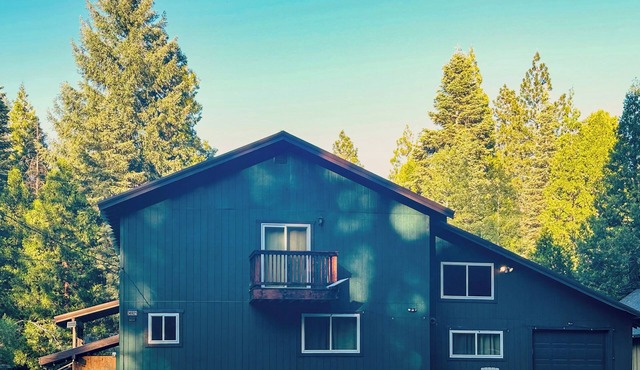 Creekside Escape w/Private Hot Tub in Shingletown