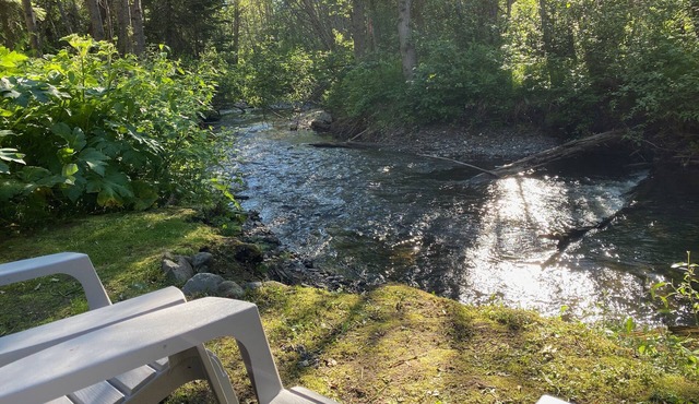 Creekside Oasis with private hot tub