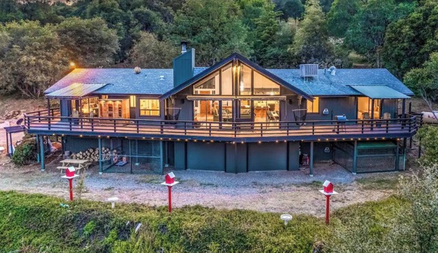 🌙 Crescent Chalet - Hot Tub, Views, Sauna!