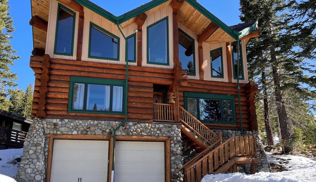 Custom 3-Bedroom Log Cabin w/Large Loft in Mammoth Lakes