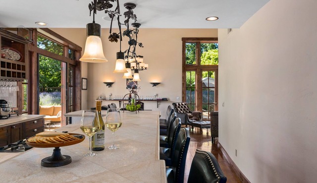 Custom Winemaker's home - WALKING distance to 9 wineries! This is the place.