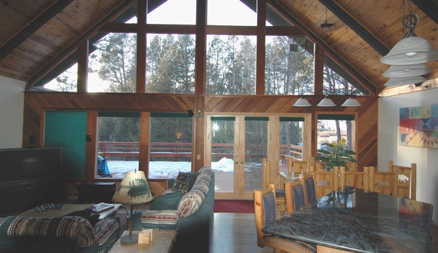 Delightful 3-bedroom Home on the Meadow chalet in South Lake Tahoe welcomes you