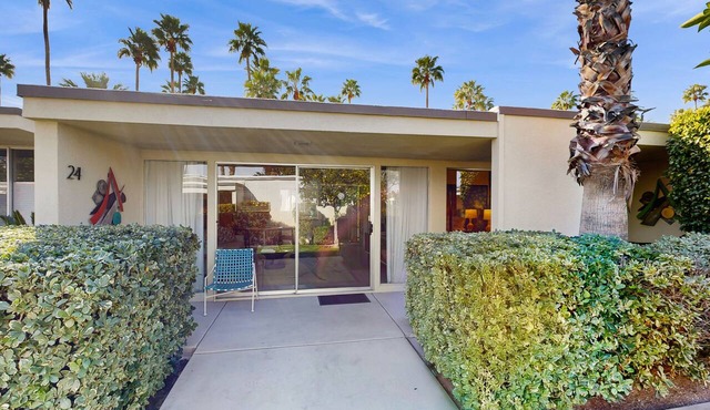 Delightful and sophisticated condo with shared tennis, outdoor pool, & spa