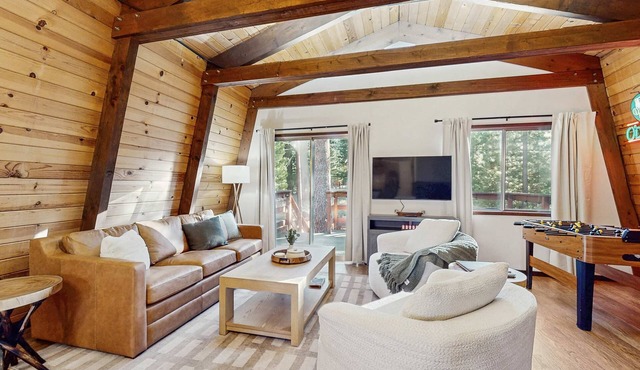 Delightful South Lake Tahoe Cabin with BBQ, Decks, Fireplace & Hot Tub - Minutes to Beach&Ski