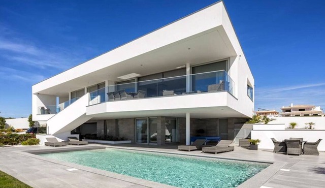 Deluxe Contemporary 4 Bedroom Villa w/beautiful ocean views, heated pool, Wifi