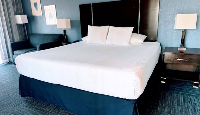 Deluxe King Room Near Seal Beach Pier, Shops and Surf Lessons with Breakfast