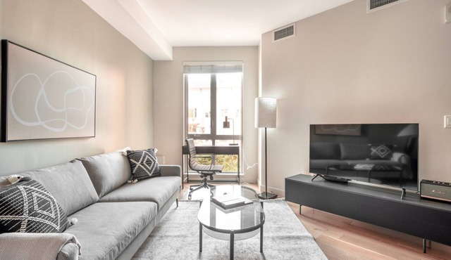 Deluxe San Mateo 1BR w/Pool, Gym & W/D, nr Caltrain, by Blueground