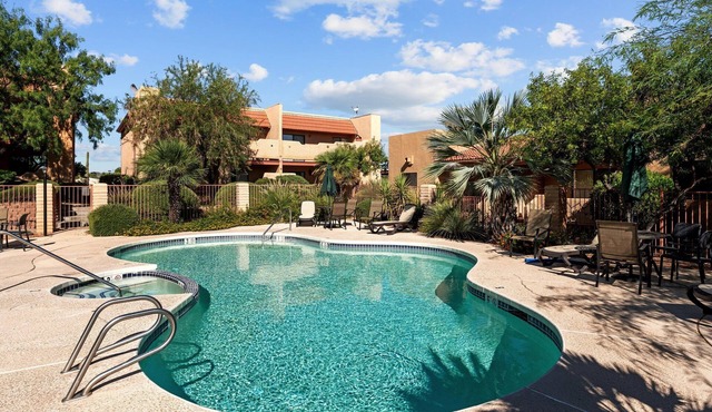 Desert Gold condo/pool/WD/patio