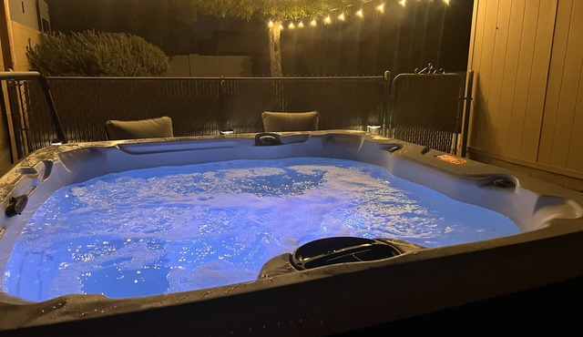 Desert Manor - Fully remodeled 3 bedroom home with game room and hot tub!