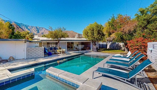 Desert oasis w/gorgeous mtn. views, private pool with spa, & grill -walk to town