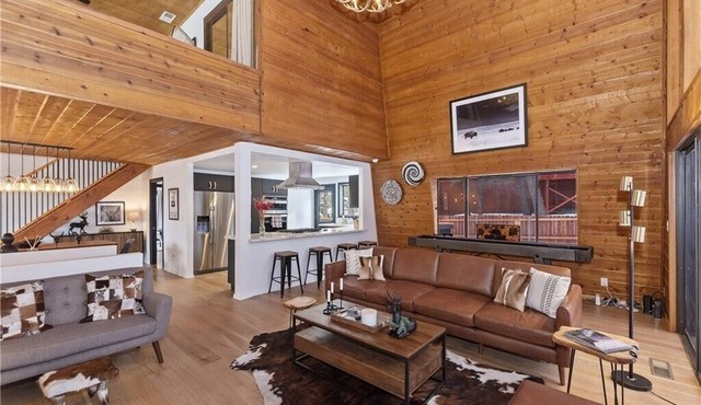 Designer cabin w/sauna & hot tub 1 mile from Bear mountain