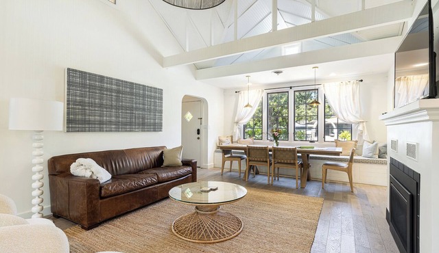 Designer Saint Helena Home! Easy Walk to Downtown!