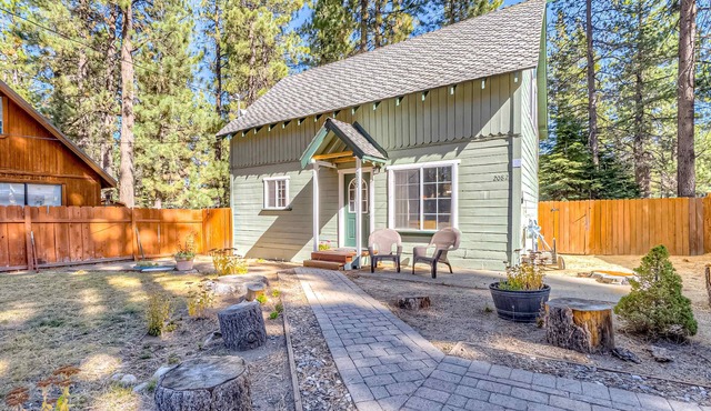 Dog Friendly Cabin with Hot Tub & Fireplace near Camp Richardson