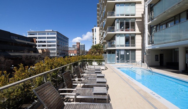 Downtown 2Bed, Office, Pool, Gym, Parking, 2 Large Patios. City & Pond Views!