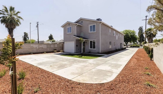 Downtown Hanford Getaway - New 4 bed, 3 Bedroom, 2.5 Bath
