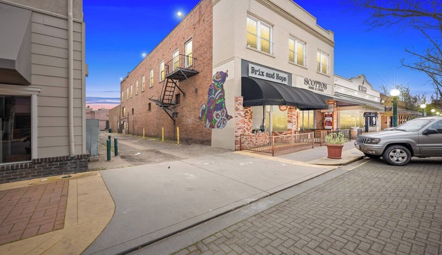 Downtown loft in the heart of Lodi. Great for large groups!