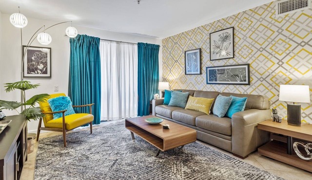 Downtown Oasis. Stylish 2 BR w King beds. Quiet complex w Pool.