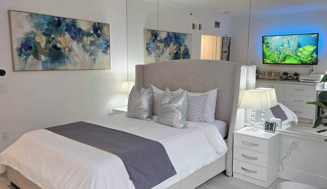 Downtown Vancouver Renovated, Bright & Modern Hotel Room at 567 Hornby St