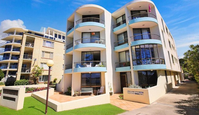 Eastbourne U4 80 Esplanade Golden Beach