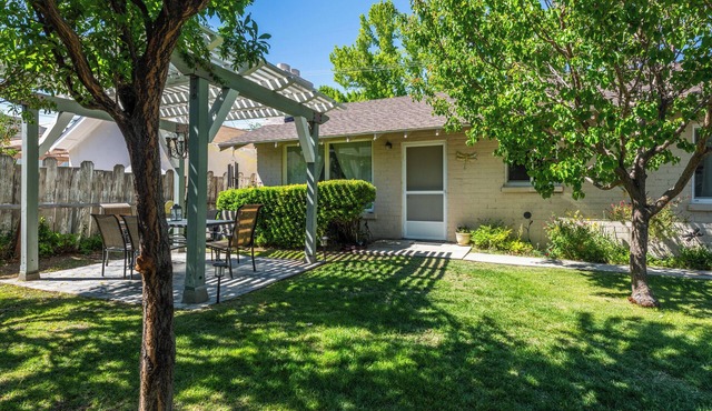 Eastern Sierra Guesthouse. Centrally located for all your adventures.