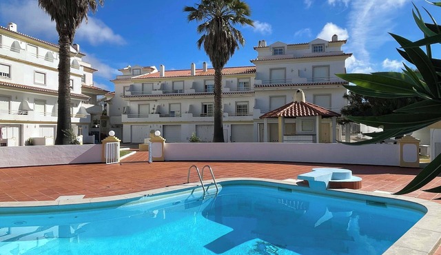 Elegant 3-bed family beach house with large pool area