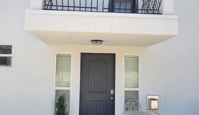 Elegant and Comfortable Suite with Mountain Views, Gas Fireplace and AC