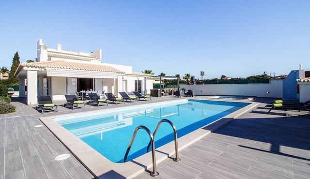 Elegant Carvoeiro Villa | Casa do Coracao | 4 Bedrooms | Distant Sea Views