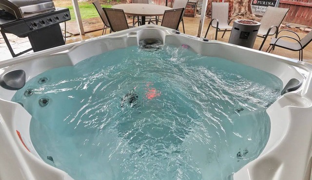 Elegant Hot tub l Fire Pit l BBQ l Oldtown Clovis