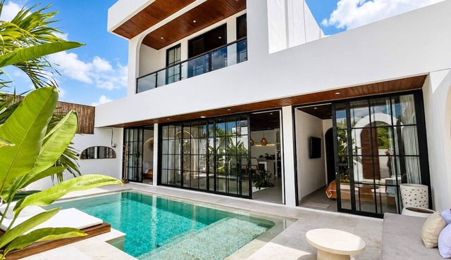 Enclosed Modern 3BR, with Private Pool & Sunken Lounge