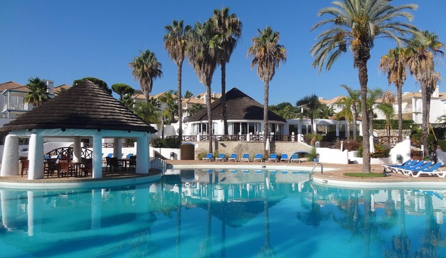 Encosta do Lago 2 Bed Apartment with Private Garden, Large Palm Fringed Pool
